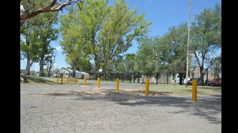 Instalaron caños en el Parque Municipal para impedir la circulación de vehículos