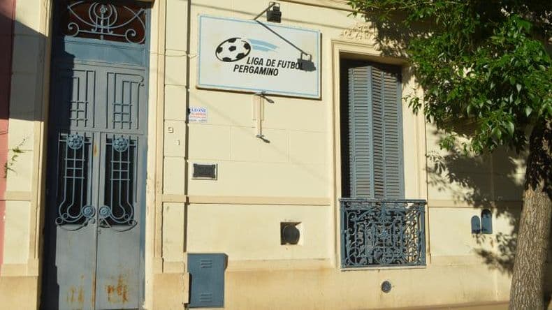 Las semifinales del fútbol local, momentáneamente suspendidas