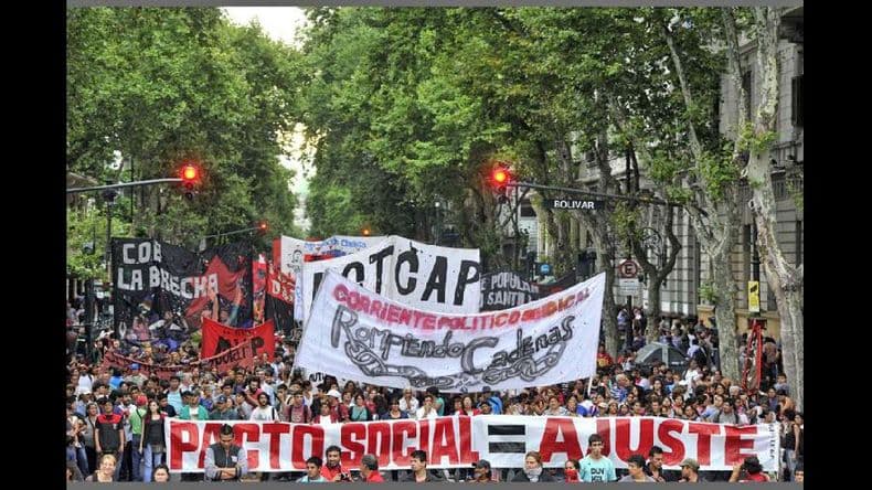 Partidos de izquierda marcharon a Plaza de Mayo en reclamo de un bono