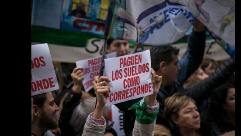 Docentes marcharon con reclamos salariales, Provincia niega descuentos