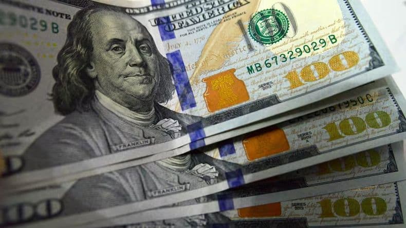 El dólar cotiza 1.295 pesos y hay una leve suba de las cotizaciones libres que superan los 1.300 pesos