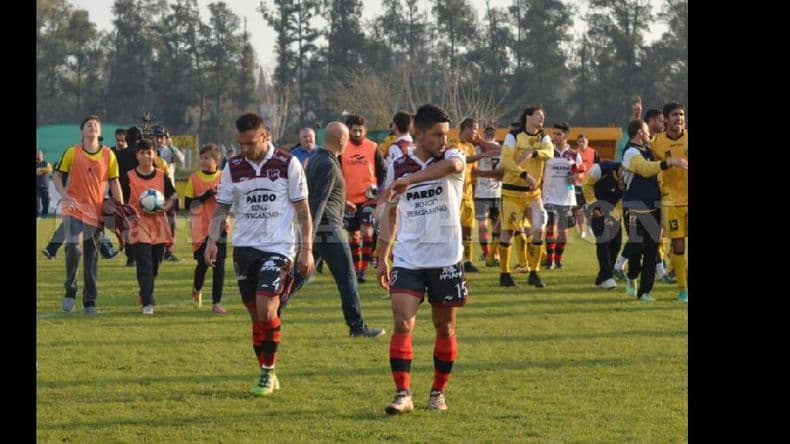 Tristeza absoluta: Douglas perdió la plaza en la Primera B Nacional