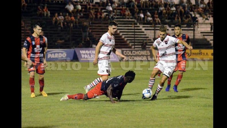 Douglas volvió a empatar de local y quedó muy lejos de la punta