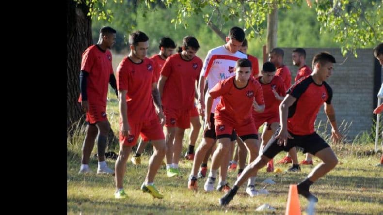 Con Depro en el radar, el técnico de Douglas termina de confirmar el once titular
