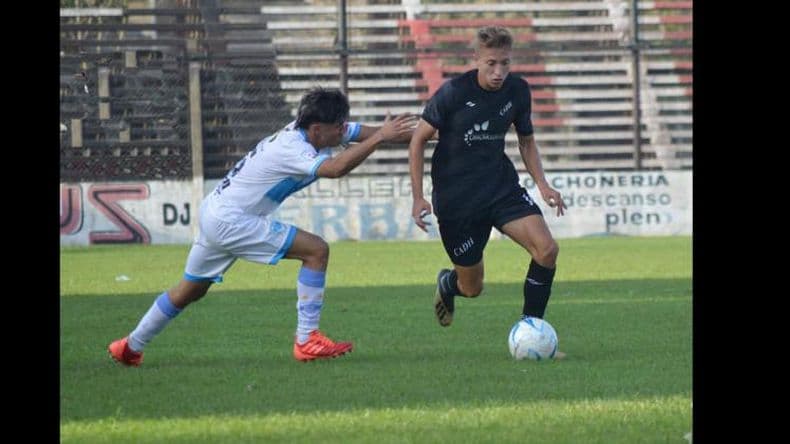 Douglas, que llega en alza, busca ante Boca Unidos su primer triunfo de local