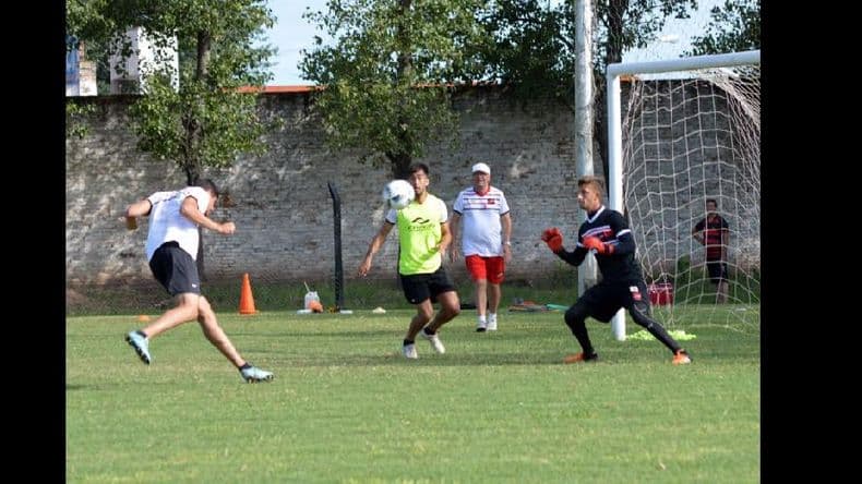 Douglas se amiga con la pelota: hoy realizará su primer partido amistoso
