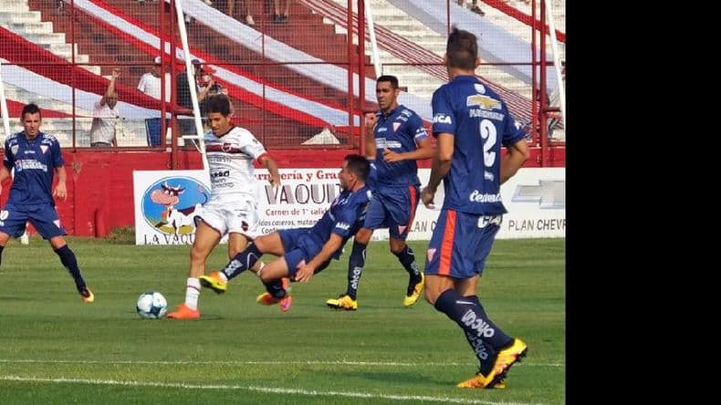 Una desatención le costó a Douglas los tres puntos en Lomas de Zamora