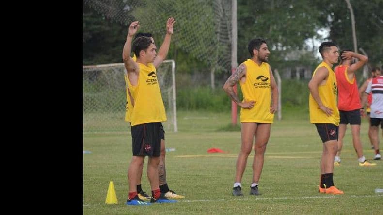 El entrenador de Douglas define los once para jugar este domingo