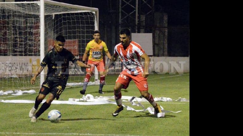 Douglas empató con Atlético Paraná y sigue al frente en la Reválida