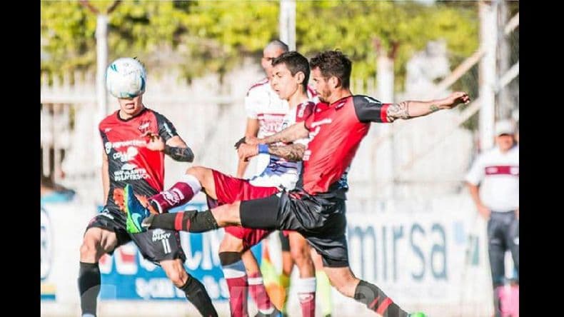 Crucial triunfo de Douglas en una cancha que siempre le fue adversa en el Federal A