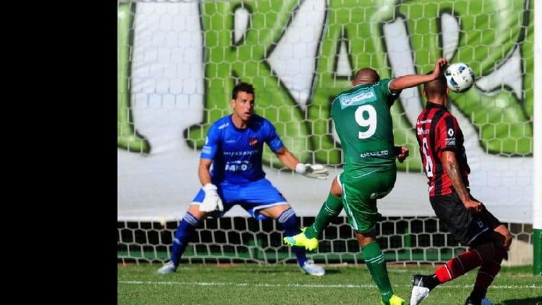 Douglas cometió errores defensivos, falló un penal y cayó 2 a 1 con Ferro