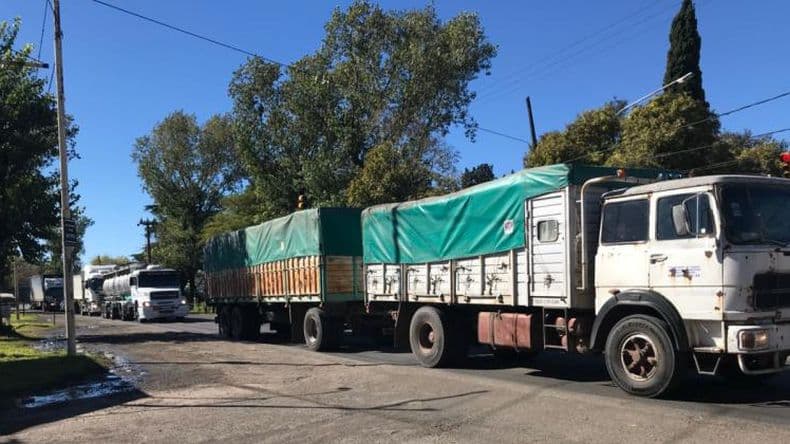 Incesante tránsito de camiones por rutas que atraviesan los sectores urbanizados