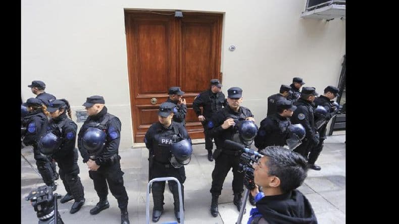 Tras el aval del Senado, allanaron las propiedades de la expresidenta