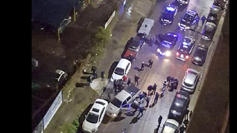 Una mujer murió baleada al quedar en medio de una persecución policial