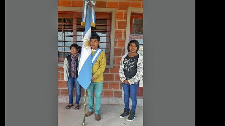 La foto de un abanderado descalzo conmueve a Misiones