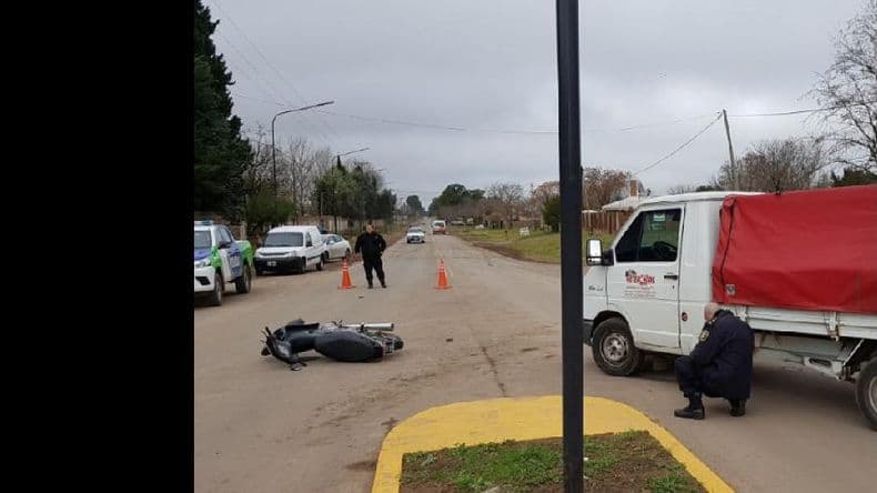 Choque entre una moto y una camioneta sobre avenida Champagnat