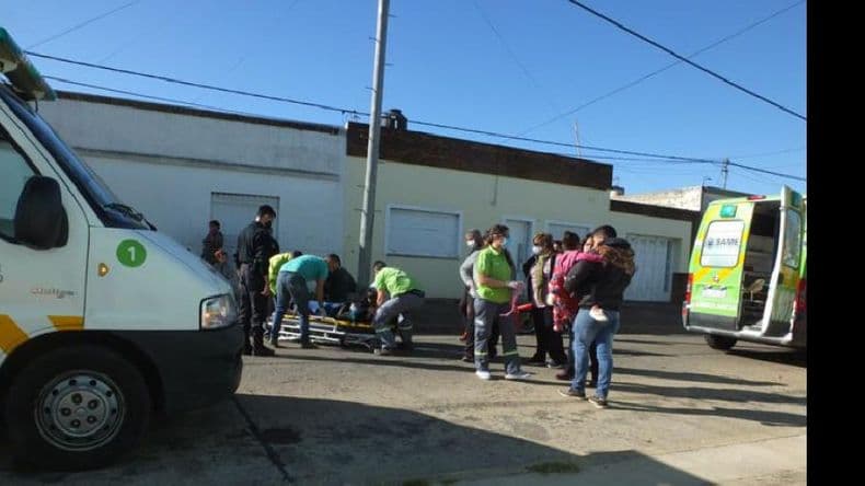 Un conductor chocó a una moto en la que se desplazaba una familia y se dio a la fuga