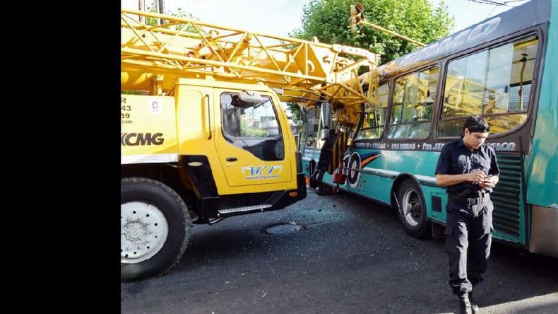Al menos 18 heridos por el choque entre una grúa y un colectivo en Avellaneda