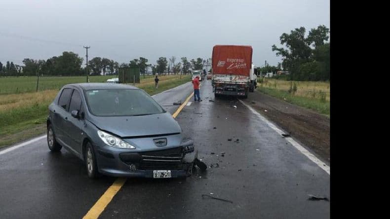 Chocaron un automóvil y un camión en la ruta Nº 8