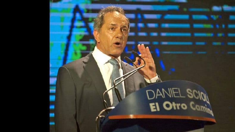Se lanzó Scioli: “Voy a ser precandidato a presidente al servicio de todos”