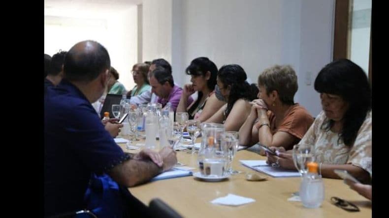 Acuerdan nuevo régimen de licencias parentales para docentes: ¿cómo es?