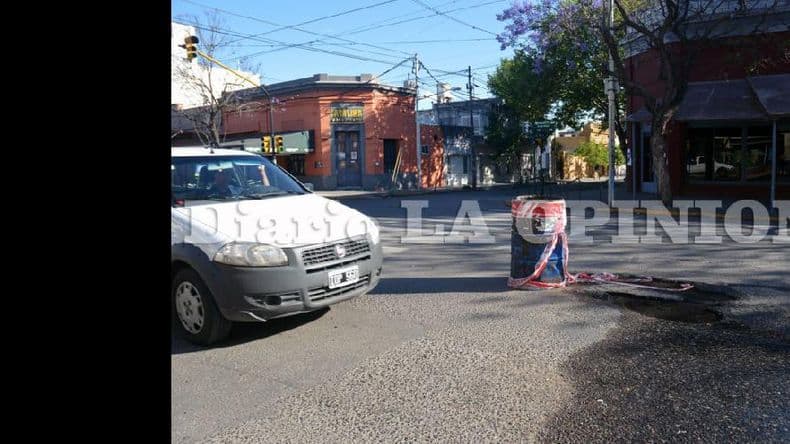 Lleva más de una semana sin solución la rotura de un caño maestro en Avenida de Mayo
