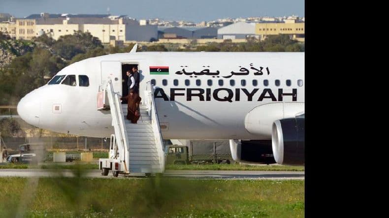 Se entregaron los piratas aéreos que desviaron un avión libio hacia Malta