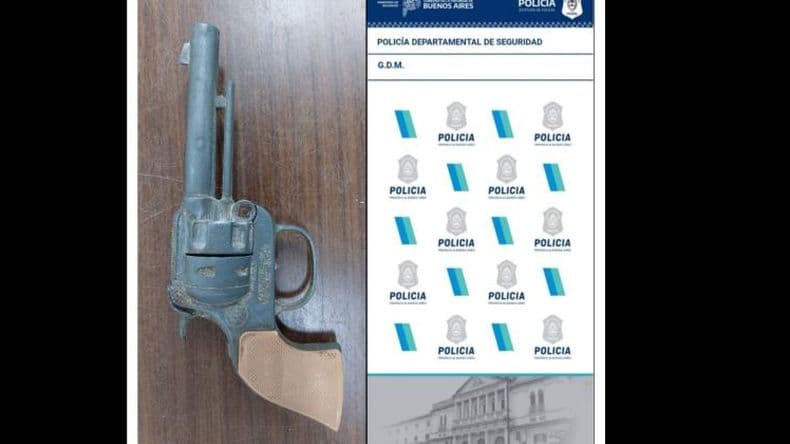 Los detuvieron por tener la réplica de un revólver