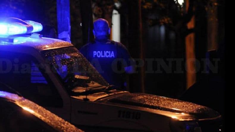 Dos delincuentes amados asaltaron a una joven en su domicilio