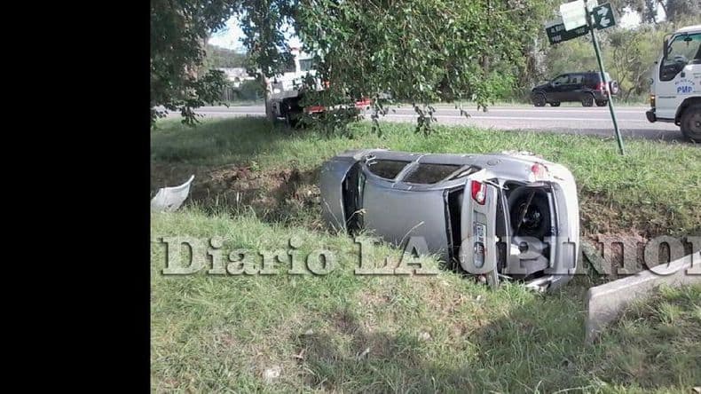 Un auto se despistó y cayó en una cuneta en la ruta nacional Nº 8 y Belcuore