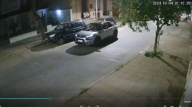 Vecino compartió un video para encontrar al automovilista que le chocó su vehículo estacionado