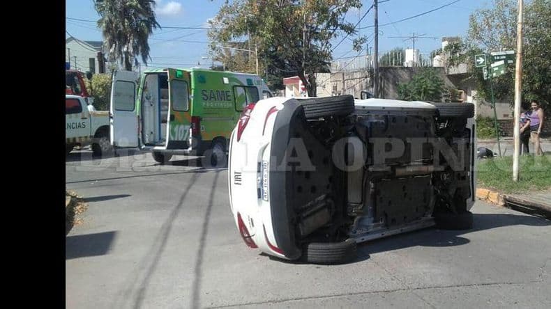 Impresionante choque y vuelco entre dos vehículos