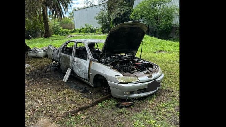 Voraz incendio de un auto abandonado en la ruta