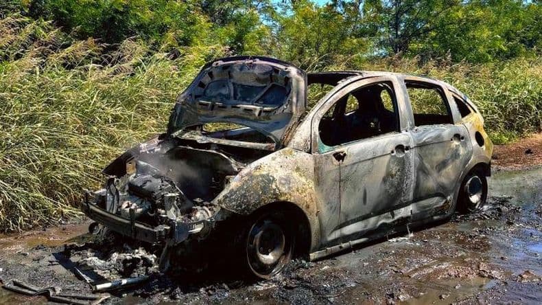 Se desplegaron fuerzas rescatistas por el incendio de un vehículo en un camino rural
