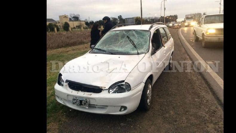 Una joven sufrió heridas tras chocar un caballo con su automóvil