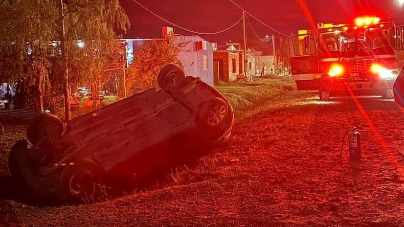 Despiste y vuelco sin lesionados en avenida Paraguay y Benito Lynch