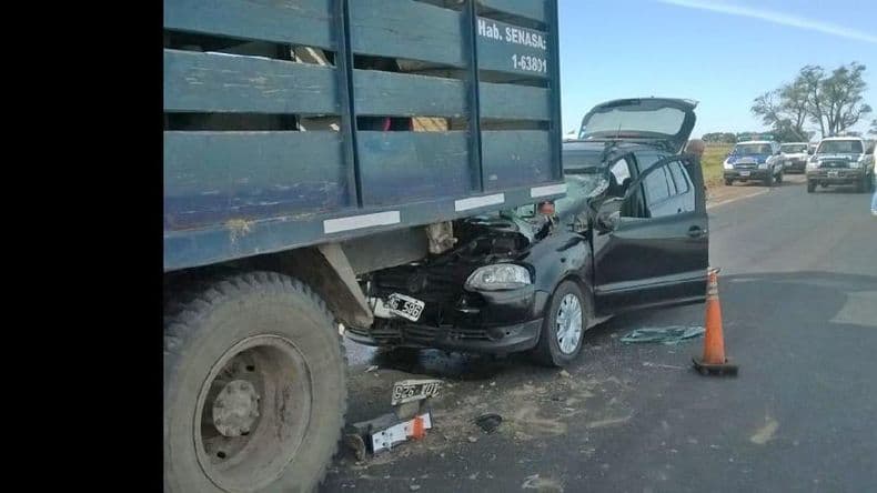 Un auto chocó contra la parte trasera de un camión en la ruta nacional Nº 8