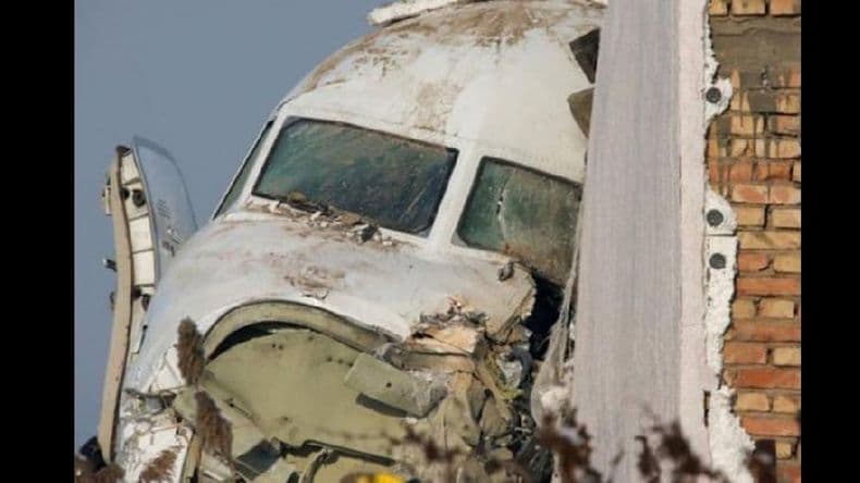 Al menos 12 muertos al estrellarse un avión de 98 pasajeros en Kazajistán
