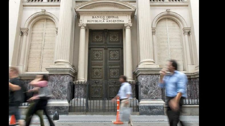 El Bcra volvió a vender para que el blue no supere los 15 pesos antes de las Paso