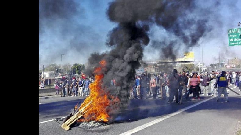 Piqueteros bloquearon el tránsito y generaron destrozos en una autopista