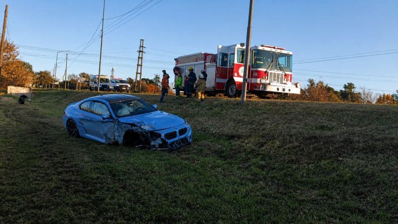 Sacó a probar el auto BMW de alta gama cero kilómetros, despistó, chocó una alcantarilla y terminó destruido