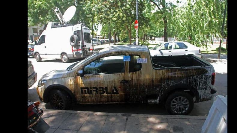 Un total de 33 autos fueron “bañados” con alquitrán en plena avenida General Paz