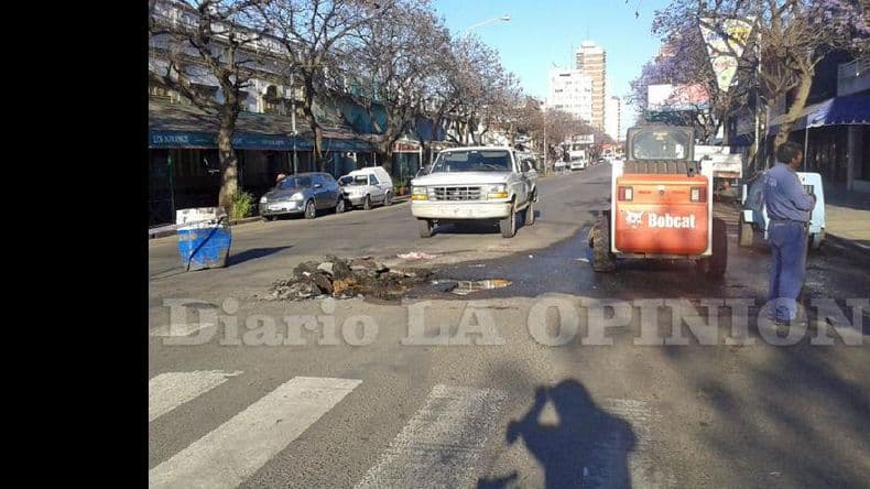 Arreglaron el caño roto en Avenida de Mayo y aún resta reparar el pavimento