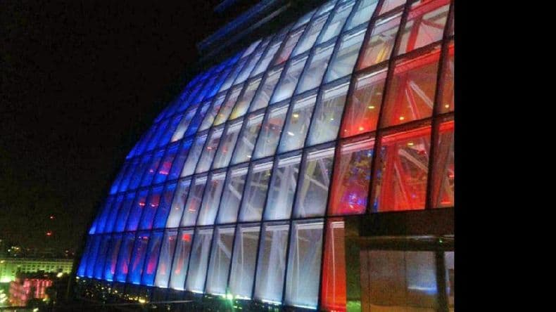 Los principales edificios del mundo se tiñen de rojo, azul y blanco en honor a las víctimas