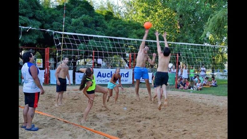 Beach voleibol mixto en el predio de Douglas Haig