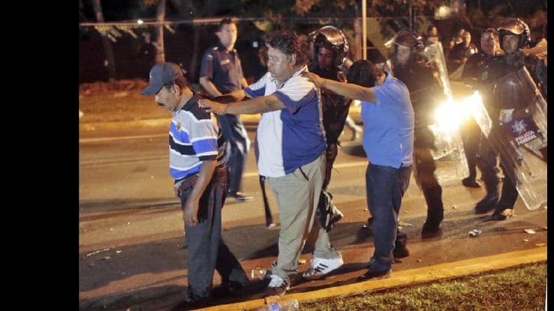 México: un muerto y más de 100 detenidos en un desalojo de maestros en Acapulco