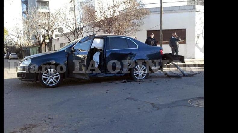 Fuerte impacto entre dos automóviles en Italia y Larrea