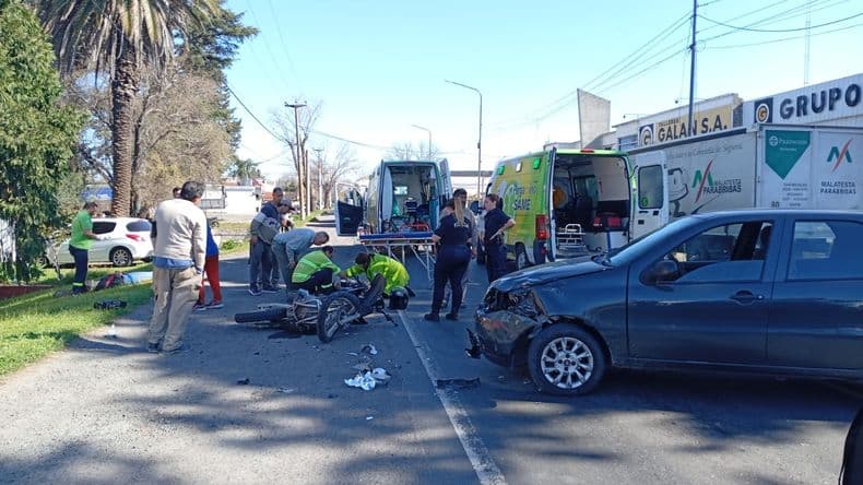 Dos jóvenes sufrieron lesiones de consideración en el choque de una moto y un auto cerca del Cruce