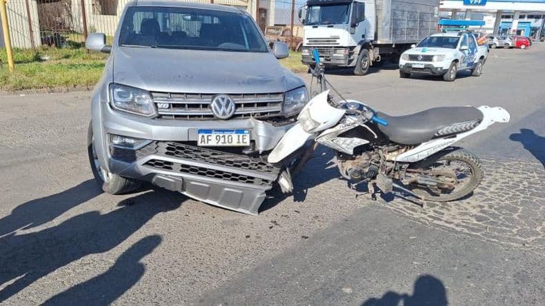 Hospitalizaron a una joven motociclista que chocó contra una camioneta