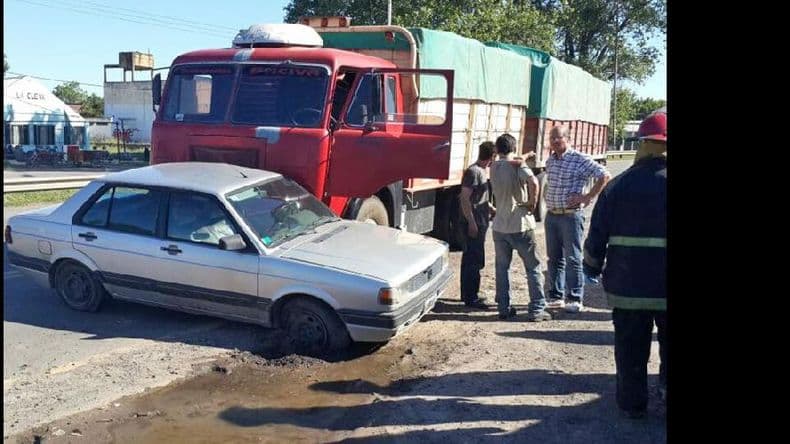Chocaron un camión y un auto en el Segundo Cruce